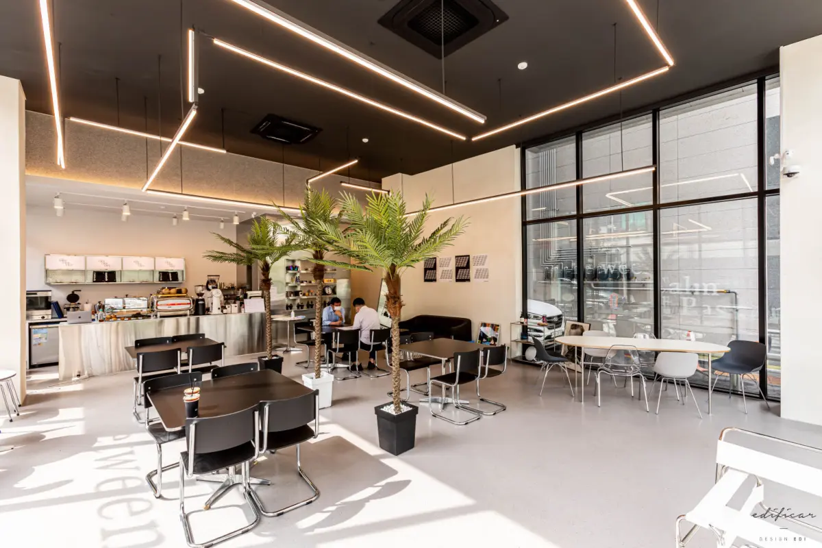 스테인리스 바와 라인조명의 모던 카페 공간